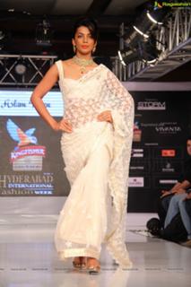 Mugdha Godse feet photo 6
