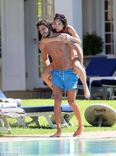 Myleene Klass feet photo thumbnail