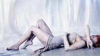 Mylène Farmer feet photo thumbnail