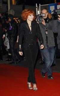 Mylène Farmer feet photo thumbnail