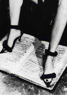 Mylène Farmer feet photo thumbnail