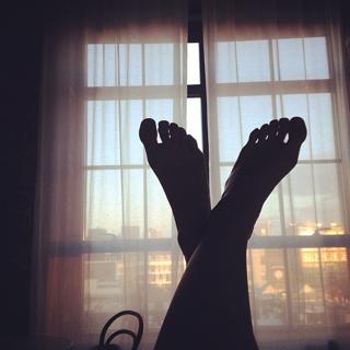 MØ feet photo 1
