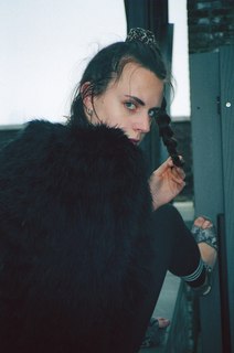 MØ feet photo 2