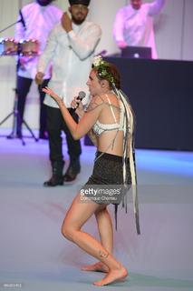 MØ feet photo 2