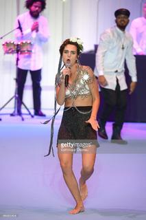 MØ feet photo 1