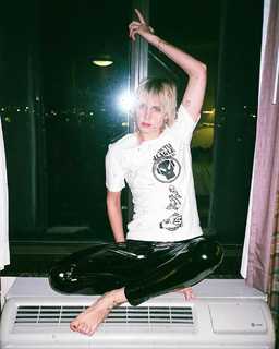 MØ feet photo 5