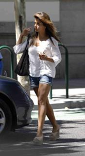 Mónica Cruz feet photo thumbnail