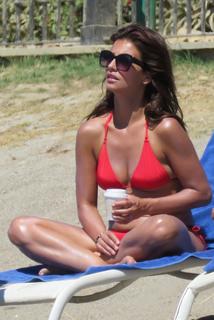 Mónica Cruz feet photo thumbnail