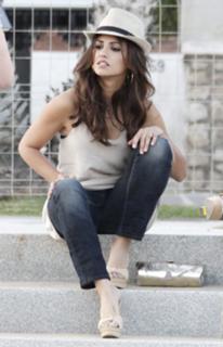 Mónica Cruz feet photo thumbnail