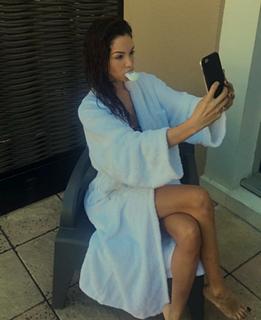Nabilla Benattia feet photo thumbnail