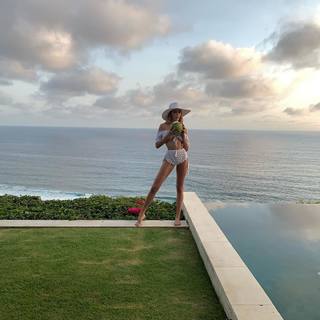 Nabilla Benattia feet photo thumbnail