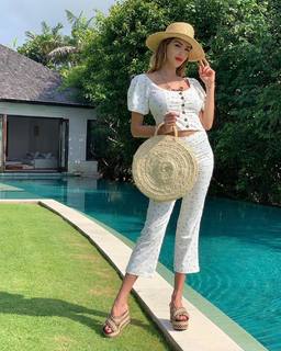 Nabilla Benattia feet photo thumbnail