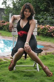 Nadeesha Hemamali feet photo 9