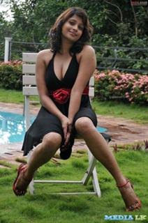 Nadeesha Hemamali feet photo 8