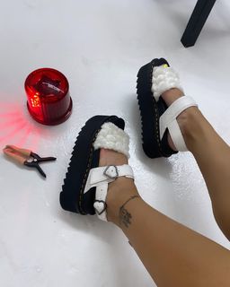 Nadezhda Tolokonnikova feet photo 11