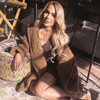 Nadine Velazquez feet photo thumbnail