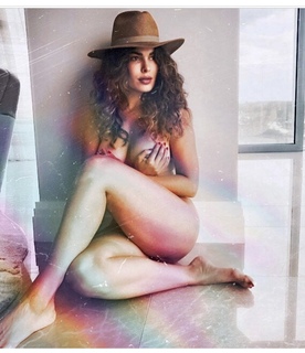 Nadine Velazquez feet photo thumbnail