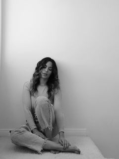 Nadine Velazquez feet photo thumbnail