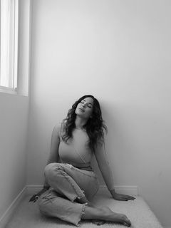 Nadine Velazquez feet photo thumbnail