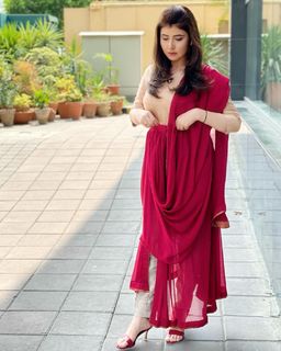 Najeeba Faiz feet photo 1