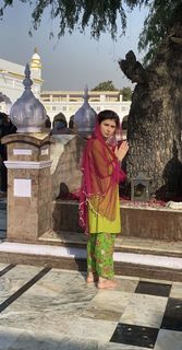 Najeeba Faiz feet photo 17