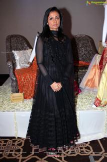 Namrata Shirodkar feet photo 12