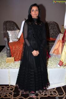 Namrata Shirodkar feet photo 11