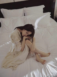 Nana Ouyang feet photo thumbnail