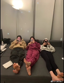 Nana Ouyang feet photo thumbnail