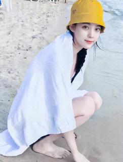 Nana Ouyang feet photo thumbnail