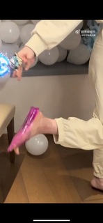 Nana Ouyang feet photo thumbnail