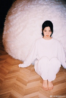 Nana Ouyang feet photo thumbnail