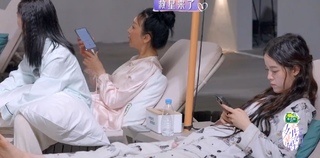 Nana Ouyang feet photo thumbnail