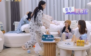 Nana Ouyang feet photo thumbnail