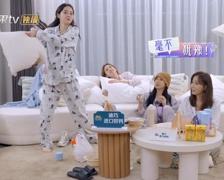 Nana Ouyang feet photo thumbnail