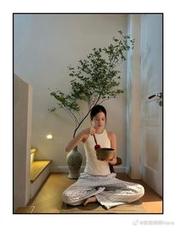 Nana Ouyang feet photo thumbnail