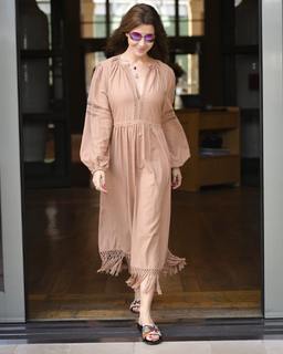 Nancy Ajram feet photo thumbnail