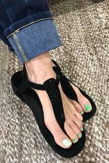 Nancy Hornback feet photo thumbnail