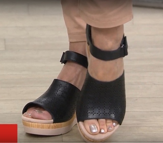 Nancy Hornback feet photo thumbnail