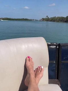 Nancy Hornback feet photo thumbnail