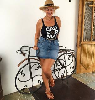 Nancy Paradeisanou feet photo thumbnail