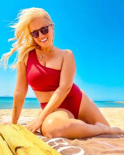 Nancy Paradeisanou feet photo thumbnail