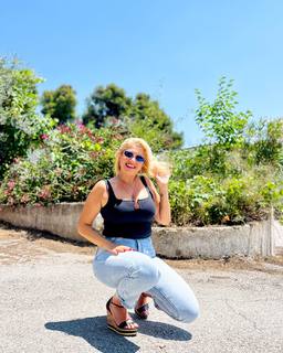 Nancy Paradeisanou feet photo thumbnail