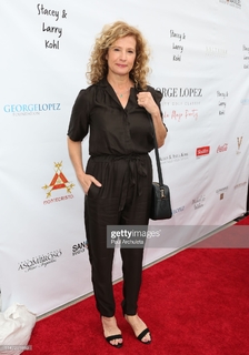 Nancy Travis feet photo thumbnail