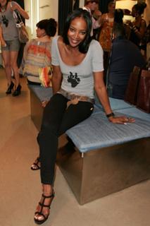 Naomi Campbell feet photo thumbnail