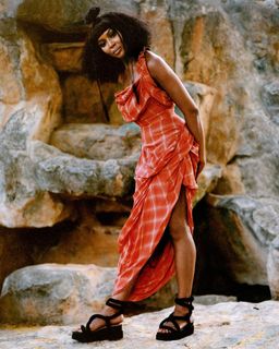 Naomi Campbell feet photo thumbnail