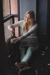 Naomi Kyle feet photo thumbnail