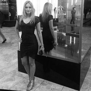 Naomi Kyle feet photo thumbnail