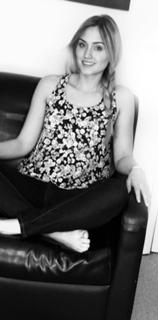 Naomi Kyle feet photo thumbnail