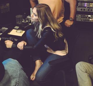 Naomi Kyle feet photo thumbnail